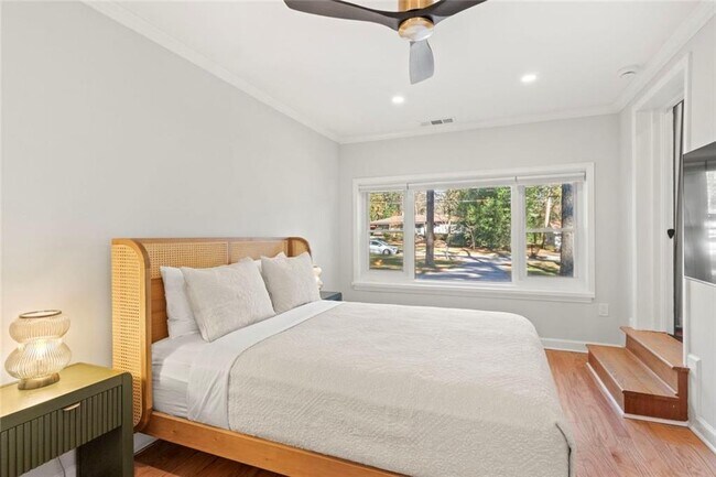 Building Photo - 1333 Victor Rd NE