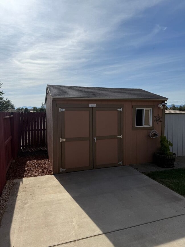 Building Photo - 3-bedroom, 2-bathroom home located in the ...