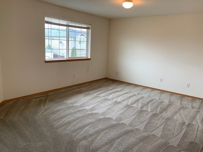 Building Photo - Beautiful 3-bd, 2.5-bath house The Ridge in Kent.