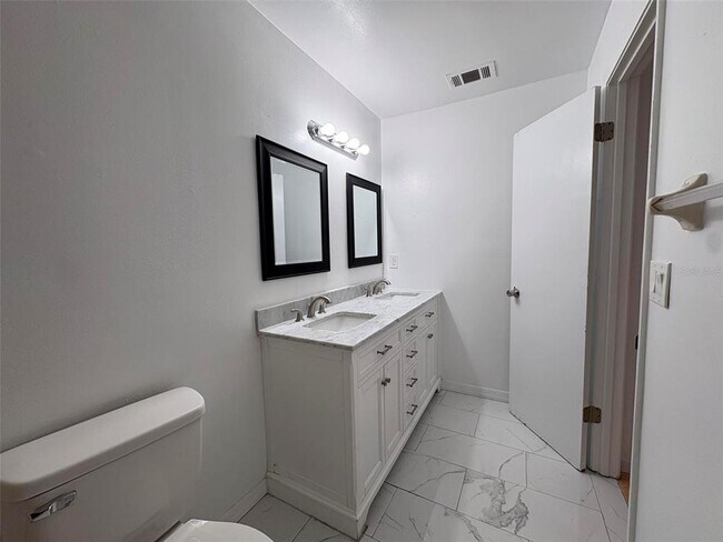Building Photo - 1724 Foxhall Cir