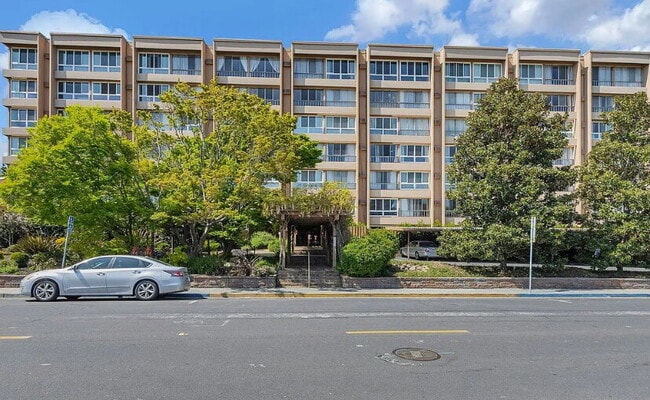 Building Photo - Spacious 1bdrm living room and bedroom with large picture windows bringing in lots of natural light.