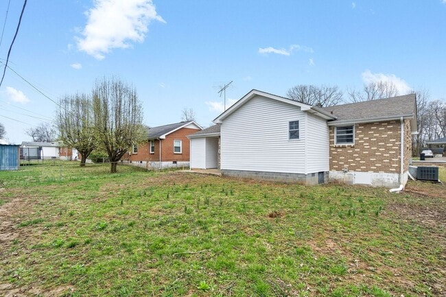 Building Photo - 3 Bedroom 2 Bath Renovated Pet Friendly Home For Rent!