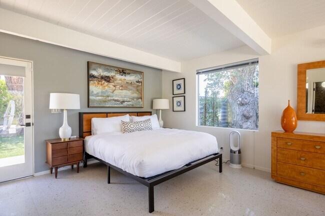 Building Photo - Luxury Mid Century Oasis in Palm Springs (Monthly Only - No Long Term)