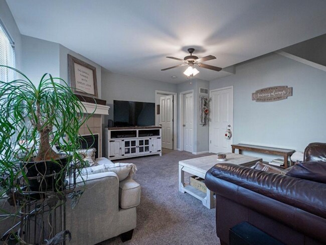 Building Photo - 3 bedroom 3 bath in Shawnee Heights