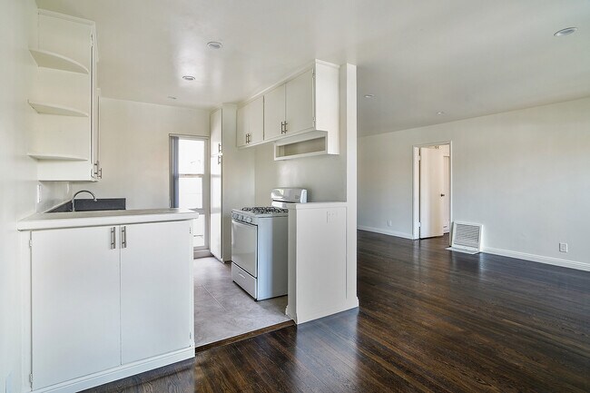 Building Photo - 712 N Ardmore Ave