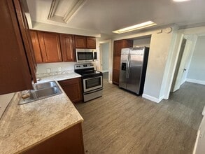 Building Photo - Upper 2 Bedroom Unit of Duplex