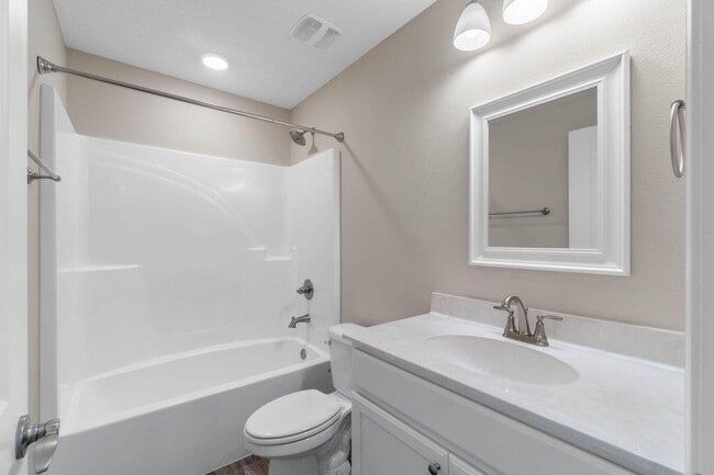 Building Photo - 145 4th Ave E