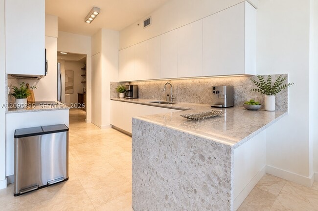 Building Photo - 731 Crandon Blvd