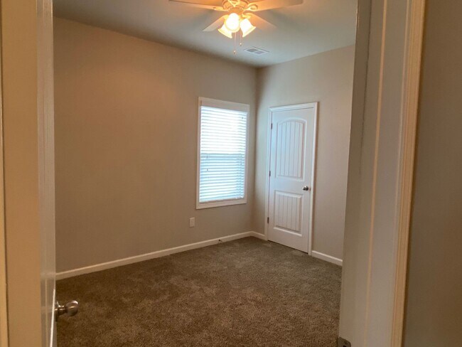 Building Photo - 4 bed, 3 bath home in Hawthorn Ridge is Av...