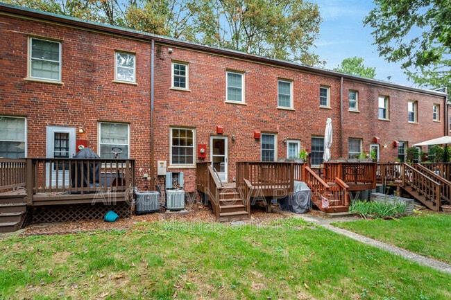Building Photo - 1020 S Barton St