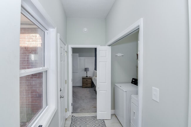 Building Photo - 2426 Brentwood Pl