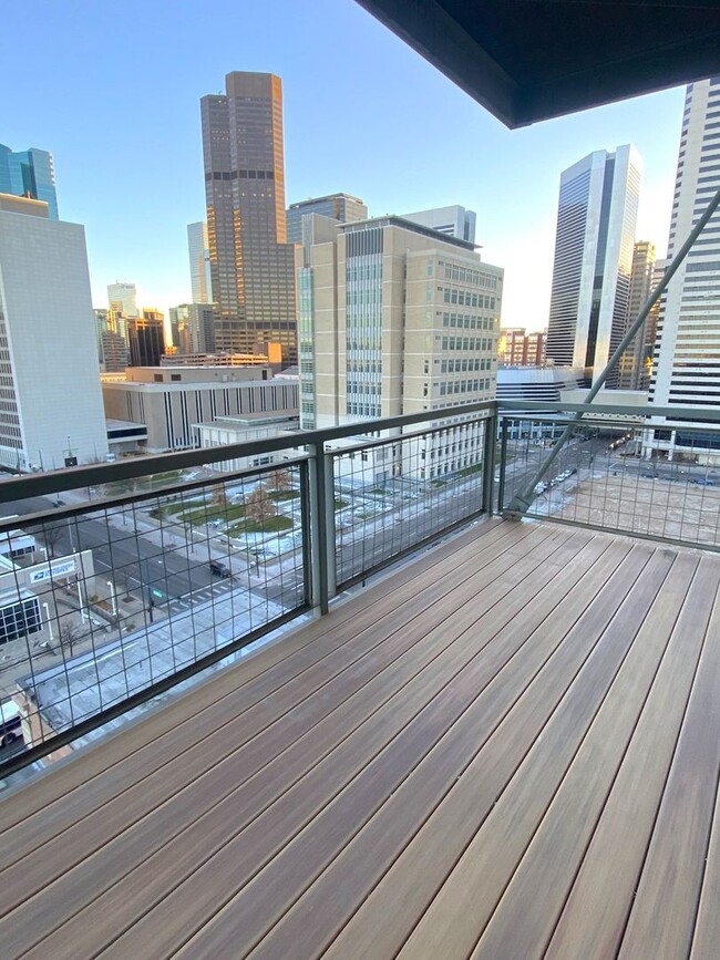 Building Photo - Gorgeous & Updated Skyloft One Bedroom-Ava...