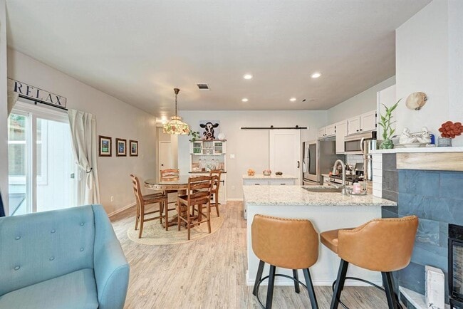 Building Photo - 922 Thackeray Ln
