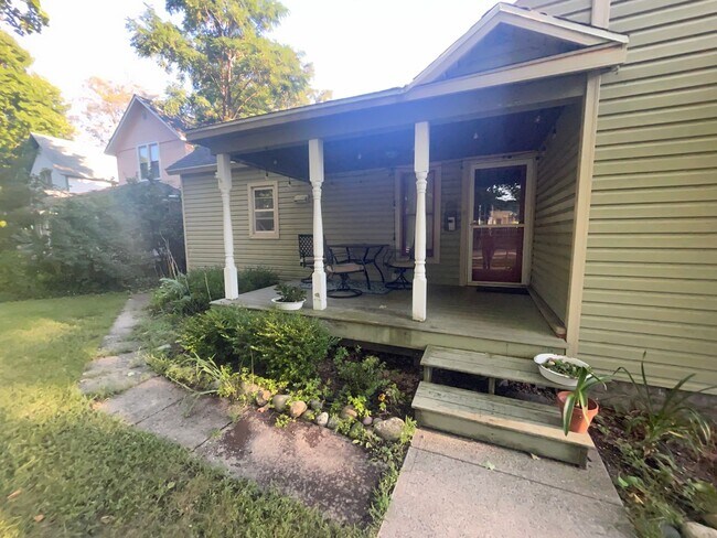 Building Photo - Lovely Furnished Home Available September ...