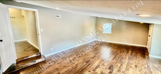 Building Photo - Nice Updated 3 Bed, 1 Bath in KCK-Availabl...