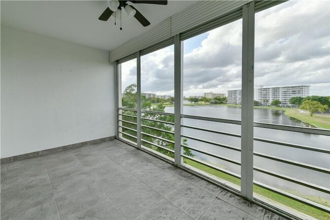 Building Photo - 2751 N Palm Aire Dr
