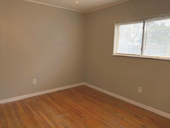 Building Photo - 3 bed 2 bath July Move In - Pre-Leasing