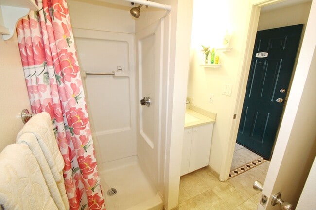 Building Photo - F-104 Kihei Shores Furnished 2 bed/2 full ...