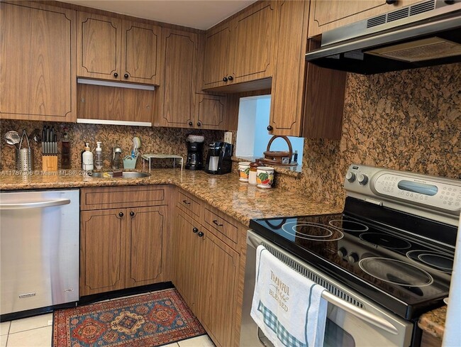 Building Photo - 1501 NE Miami Gardens Dr