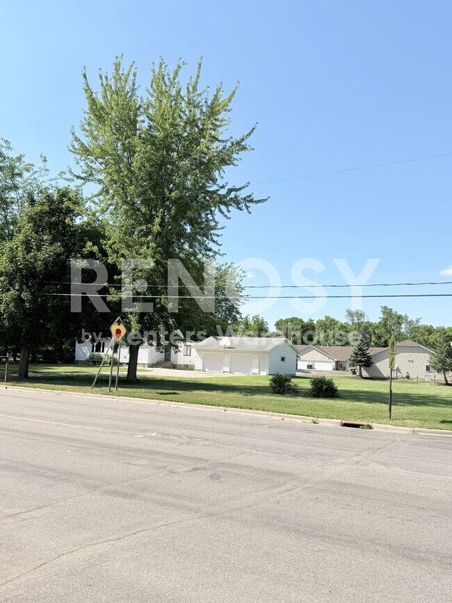 Building Photo - Available Now 3 Bedroom 1 Bath Single Family Home in Winsted