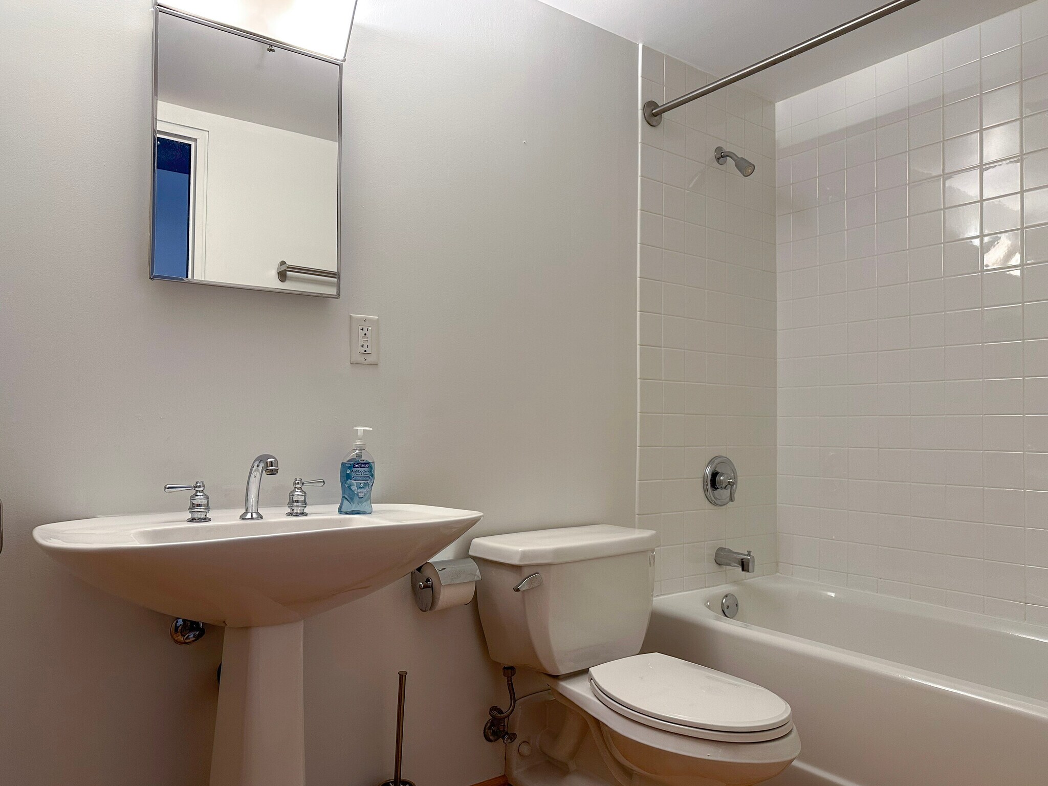 Bathroom with shower + tub - 945 Liberty Ave