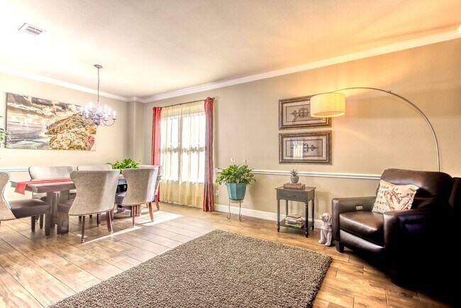 Building Photo - Beautifully Maintained 4 bed/3bath 2 Story...