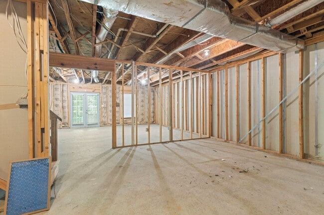 Building Photo - Spacious Townhouse with Basement in Farmvi...