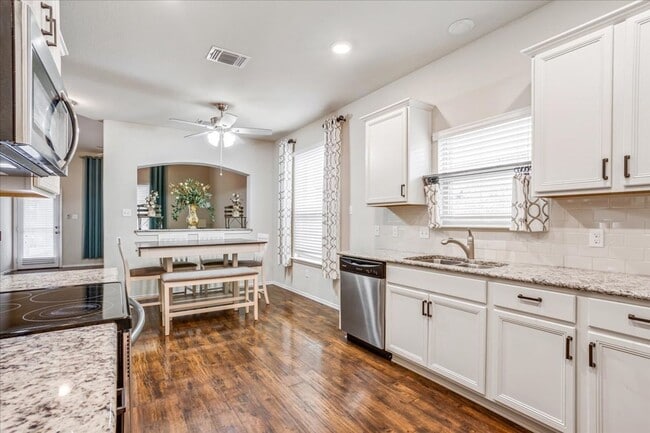 Building Photo - 4/2.5 in Midway ISD