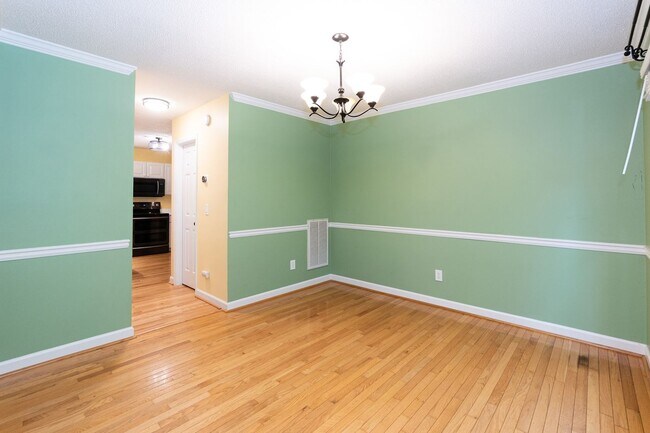Building Photo - 8 Woodcliff Cir
