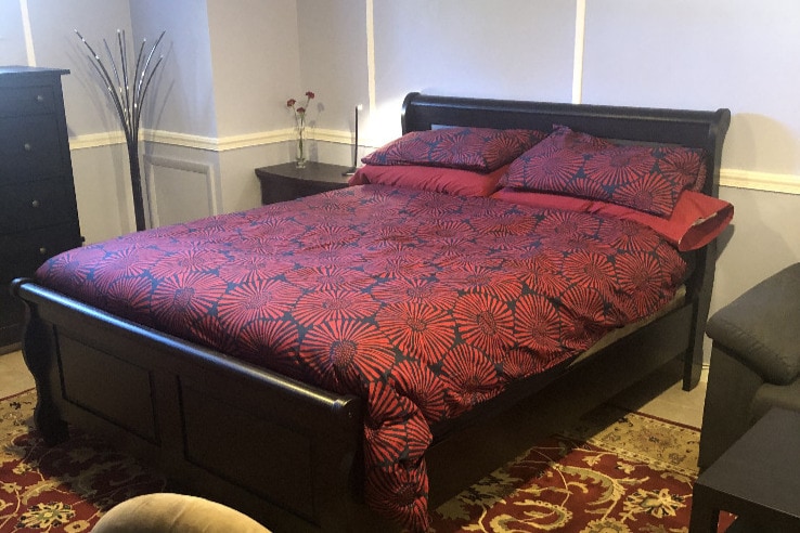 queen bed - 4514 Albemarle St NW