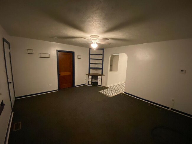 Building Photo - 2 Bedroom, 1 Bath House w/ Basement and Do...