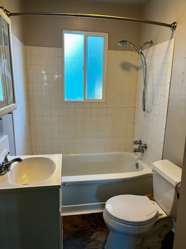 Building Photo - Cute 2 Bedroom Home in Perry District!