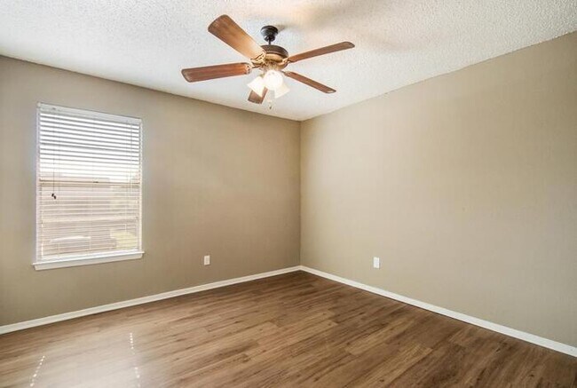 Building Photo - 7924 Emerald Crest Dr