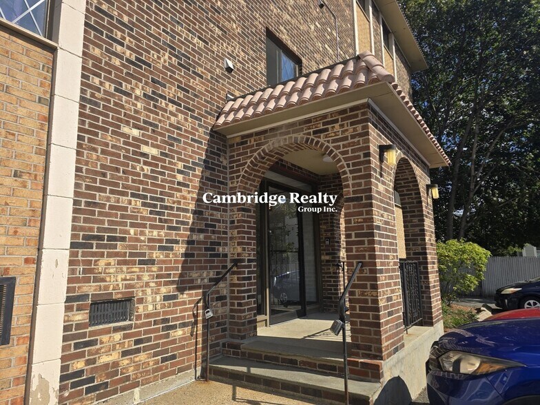 Building Photo - 302 Lowell St