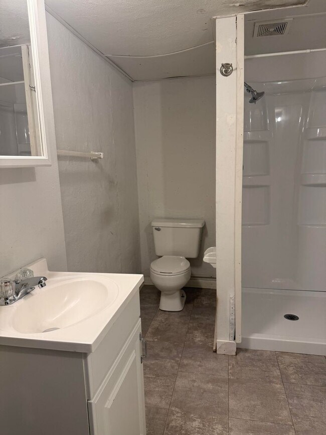 Building Photo - 3 Bedroom/2.5 bath Townhome Located on Bloomington's Southside - Available April 2026!