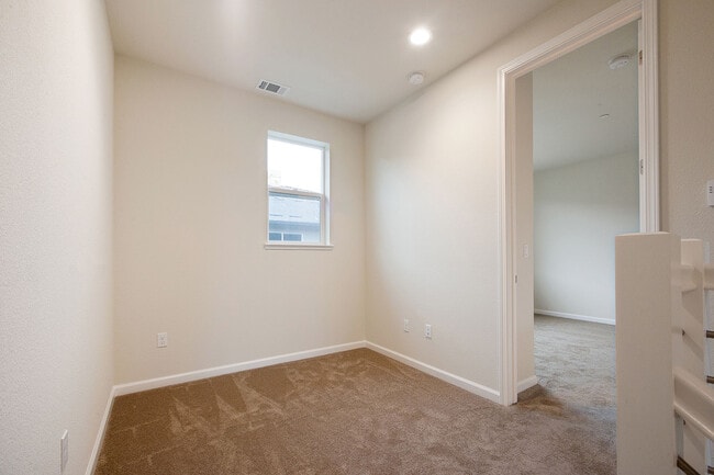 Building Photo - New and modern 2 bedroom townhome just ste...