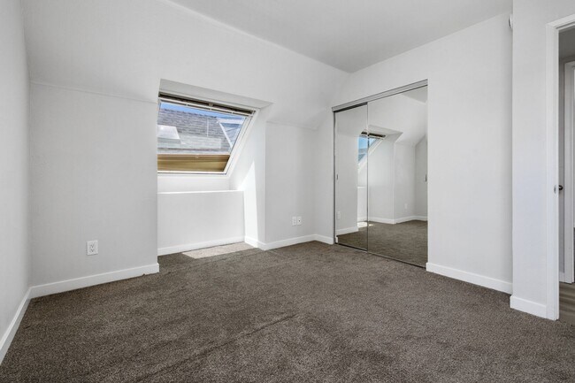Building Photo - Mission Beach. 3 bedroom, 2.5 bath, 2 car garage,