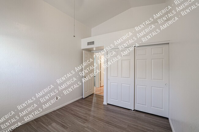 Building Photo - 1105 N Quail