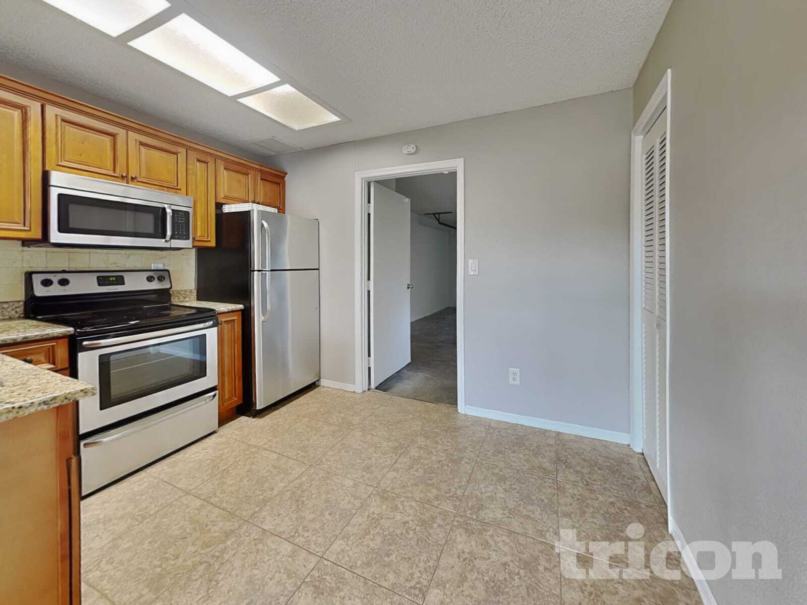 Building Photo - 1009 Jamaica Way