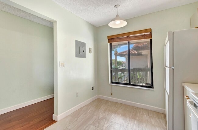 Building Photo - 351 Club Cir