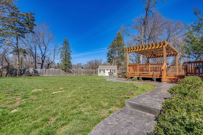 Building Photo - Gorgeous single-family home close to Belvo...