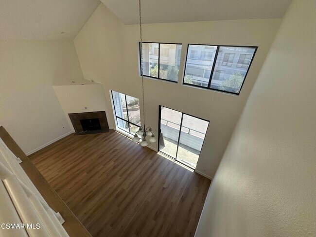 Building Photo - 13331 Moorpark St