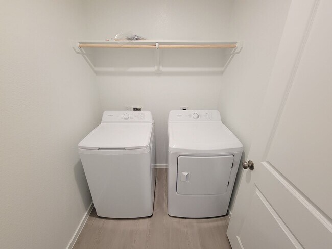 Building Photo - This lovely single-level home showcases a spacious open floorplan shared between the kitchen, din...