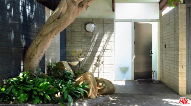 Building Photo - 15146 Mulholland Dr