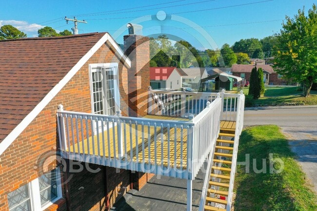 Building Photo - 305 E 3rd St