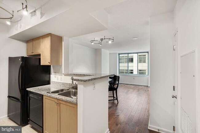 Building Photo - 851 N Glebe Rd