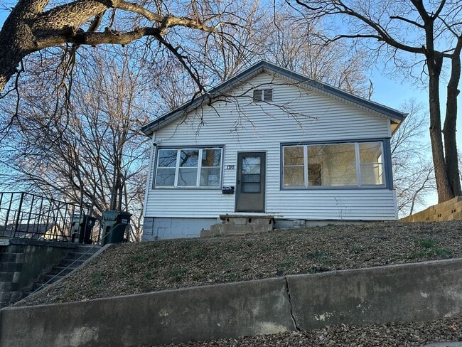 Primary Photo - $1100 - 2 Bed 1 Bath Home in Sioux City