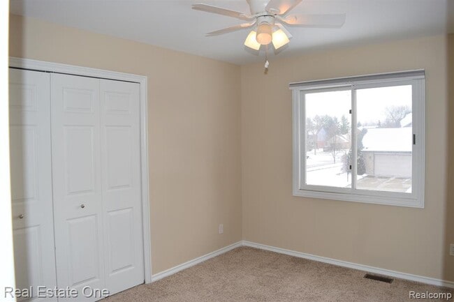 Building Photo - 5841 Ruby Dr