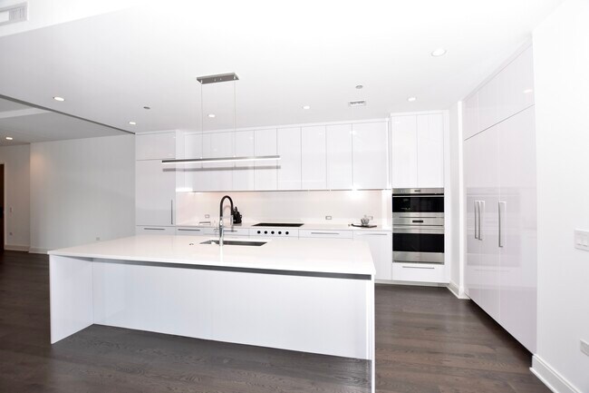 Building Photo - 60 E Randolph St