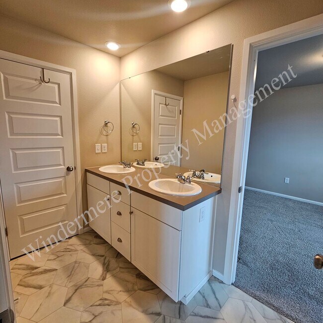 Building Photo - Spacious 4 Bedroom Home with Gas Fireplace, Office Space & 2-Car Garage!